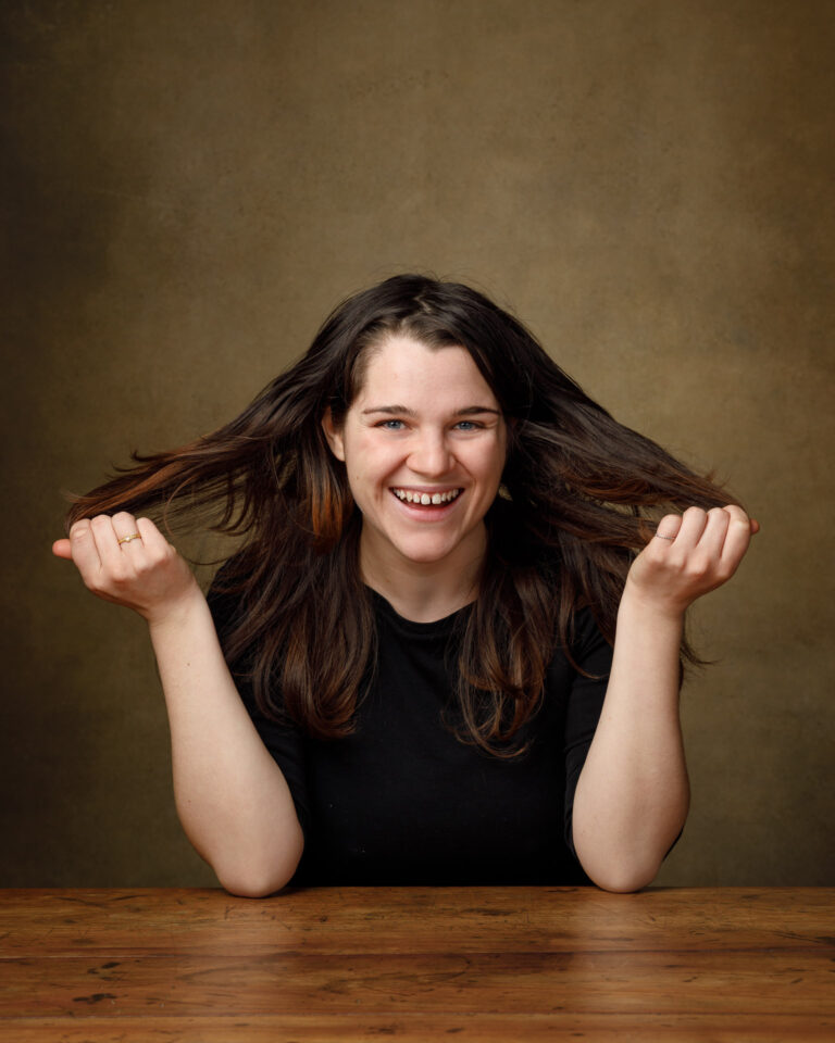 Porträt Franziska Clementi lächelnden mit langen dunklen Haaren – kreative, kindgerechte Angebote im Bereich Theater und Therapie.